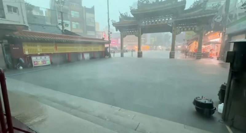  受丹娜絲颱風所帶來大低壓帶影響，彰化縣日前下起暴雨，導致不少地區馬路都被淹成小河，而國定古蹟鹿港天后宮也深受其害，包括天公爐、供桌都泡水中。 圖：翻攝自天后宮臉書 
