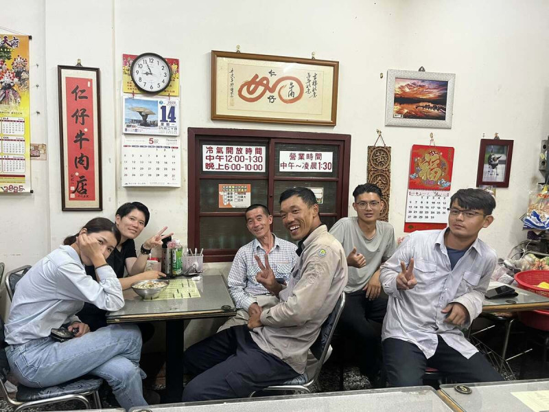 台電人員用完餐後還要繼續返工搶修至12點，接著回公司備料至2點才能休息。   圖：取自臉書社團「學甲之美」