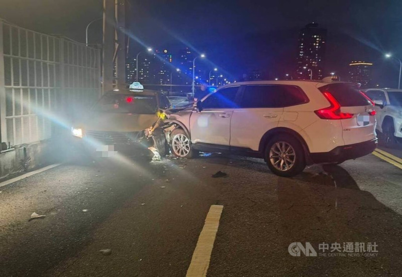 前SBL金門酒廠籃球隊王姓球員日前駕車行經台北橋時，不慎碰撞對向車道的計程車，造成2人多處擦挫傷，北市警方獲報到場處理，發現37歲王男酒測值達0.49毫克，依法送辦。（翻攝照片）中央社記者黃麗芸傳真 114年7月14日   