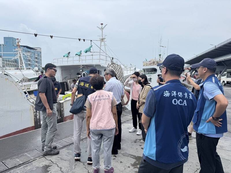屏東檢方查辦海豚獵捕案，船長交保、6名漁工限制出境，違法分屍海豚作釣餌行徑屬實。   圖：屏東地檢署／提供