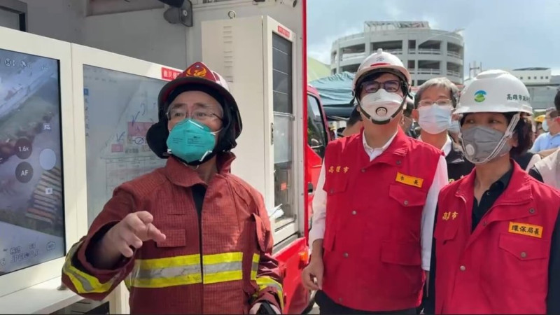 高雄市小港區三元能源公司鋰電池工廠14日火警,高雄市長陳其邁(前中)到場關切。(高雄市政府提供)中央社記者蔡孟妤傳真 114年7月14日