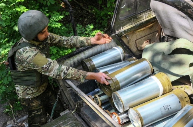 前線俄軍裝填彈藥。 圖 : 翻攝自墨刃戰甲 前線俄軍裝填彈藥。 圖 : 翻攝自墨刃戰甲