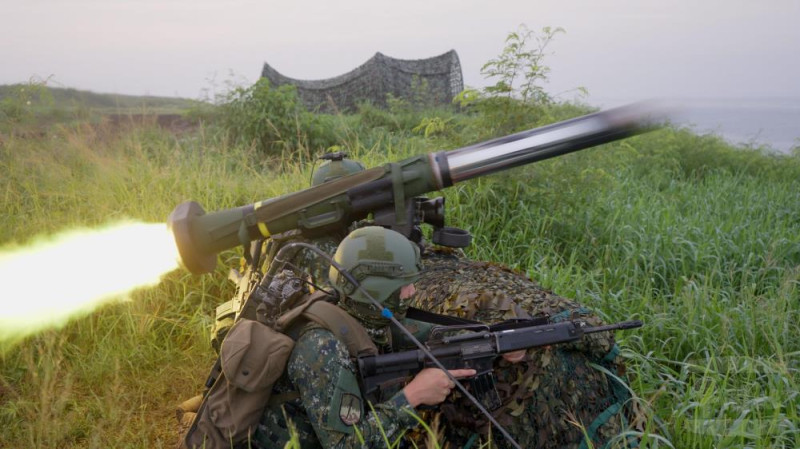  官兵執行標槍飛彈實彈射擊。 圖 ：軍聞社提供 
