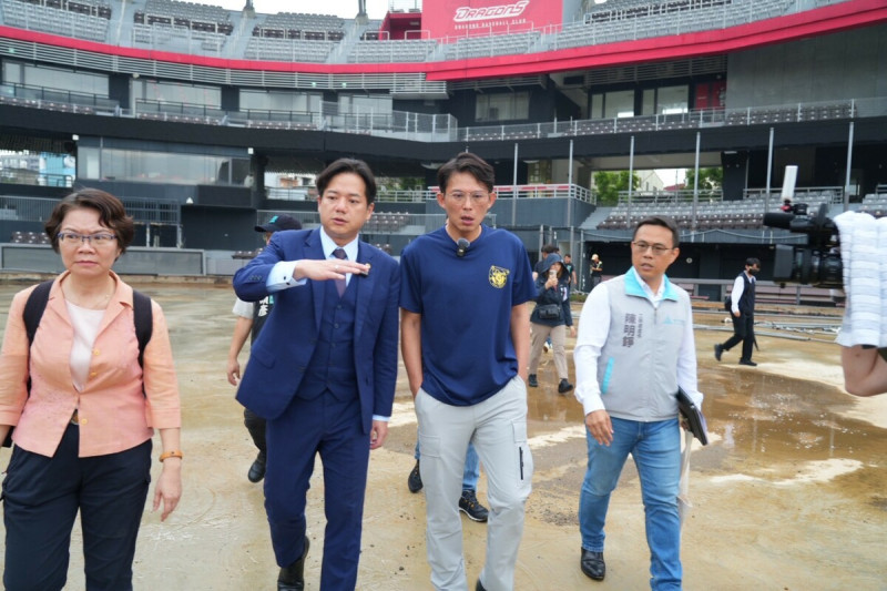 民眾黨團總召黃國昌（右2）、新竹市代理市長邱臣遠（左2）、立委劉書彬（左1）今視察新竹市立棒球場。   圖：民眾黨團 / 提供