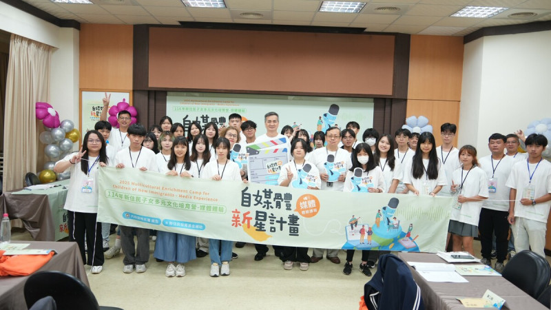 移民署辦理114年新住民子女多元文化-媒體體驗營,陳建成副署長以特製Action!拍板帶領所有學員一同啟動自媒體新星計畫。 圖:移民署提供