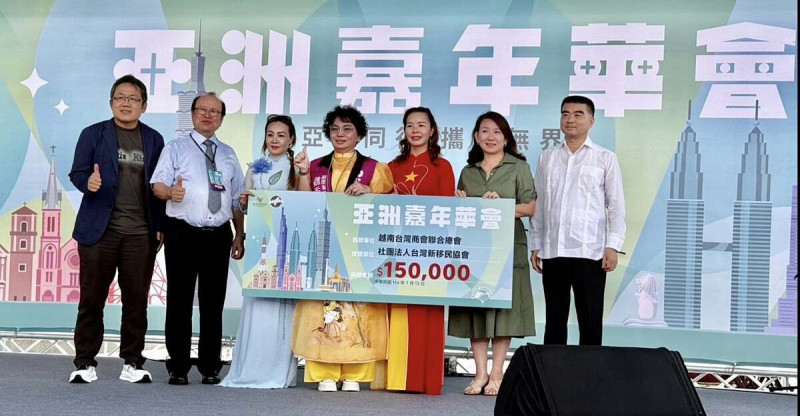 為持續深化台灣與越南在教育領域的合作，台越雙方簽署新版「教育合作協定」。我國駐越南代表劉世忠（最左）也趁返台之際，參與由「亞洲台商聯合總會」主辦的「亞洲嘉年華」。   圖：擷自劉世忠臉書粉專