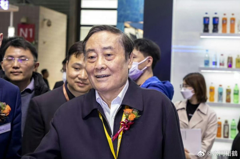 娃哈哈集團已故前董事長宗慶后,素有「布鞋首富」之稱。 圖:翻攝自 微博 娃哈哈集團已故前董事長宗慶后,素有「布鞋首富」之稱。 圖:翻攝自 微博