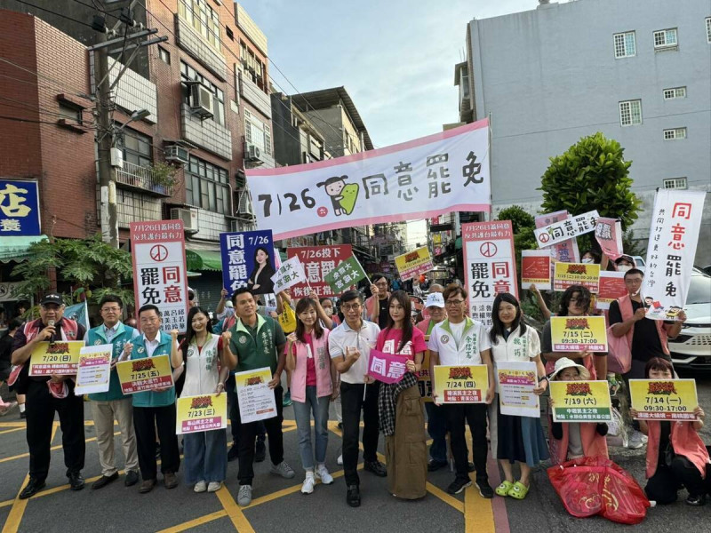 反共護台聯盟14日舉辦南桃園護國大遶境活動,計畫從中壢區出發,以掃街或車隊宣傳罷免活動。 圖:取自魏筠臉書