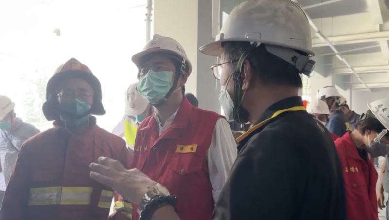 高雄市長陳其邁關切三元能源科技火災撲滅情況,目前現場已於14:05全面獲得控制,也無明火燃燒,目前消防局持續灑水降溫,待剩餘濃煙散去即順利完成搶救工作。 圖:取自高雄市政府