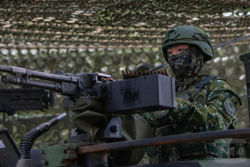 河防部隊運用FN機槍對突入之敵實施射擊。 圖 :軍聞社提供 河防部隊運用FN機槍對突入之敵實施射擊。 圖 :軍聞社提供