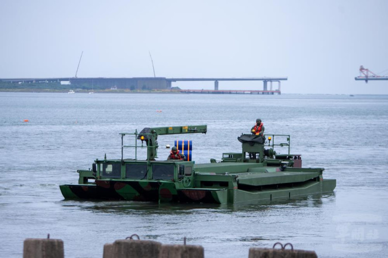 第三作戰區使用M3浮門橋車於河道設置阻絕。 圖 :軍聞社提供
