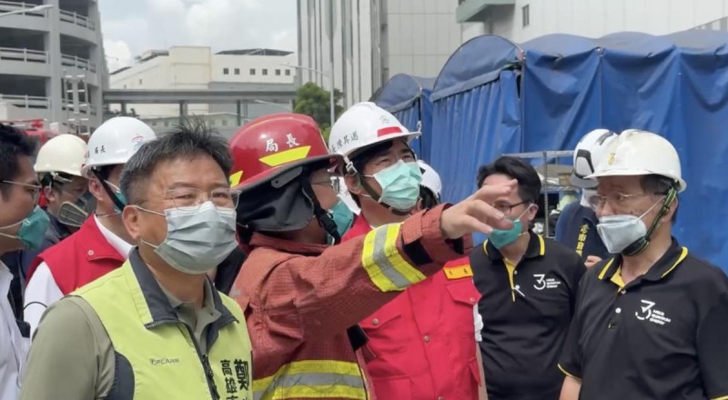 消防局局長向高雄市長陳其邁說明現場狀況。 圖:高雄市政府提供