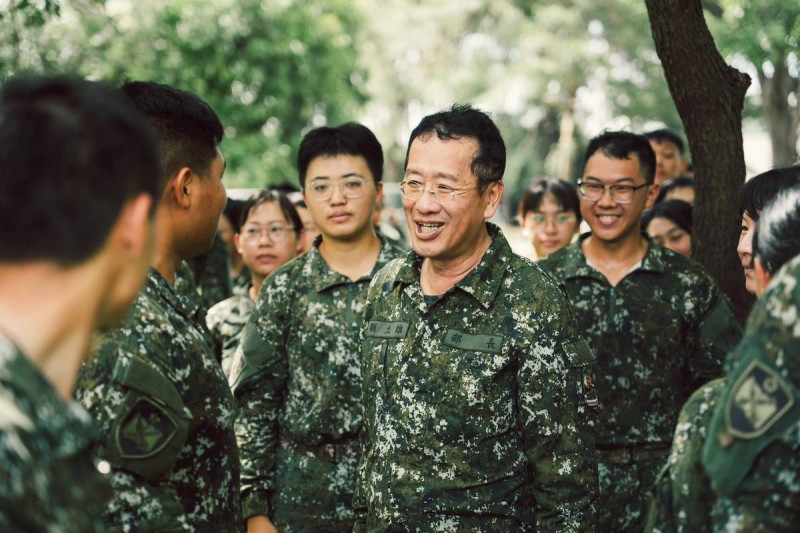 國防部長顧立雄與官兵互動，肯定其投入災後復原工作的辛勞。   圖：國防部提供