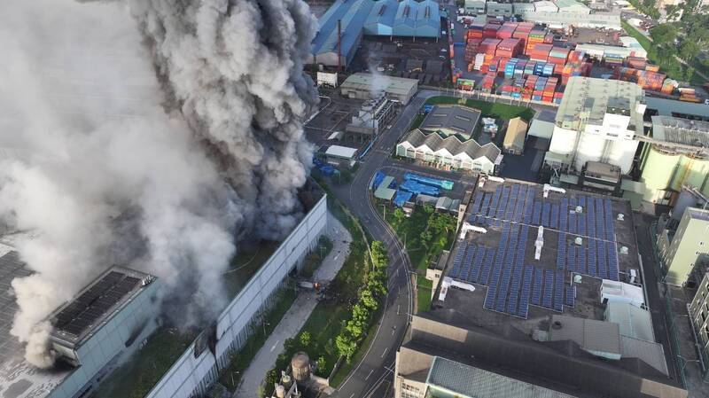高雄電池廠火警釋出氫氟酸，王家蓁提醒具腐蝕性，症狀恐延遲發作，應立即就醫。   圖：高雄消防局 / 提供