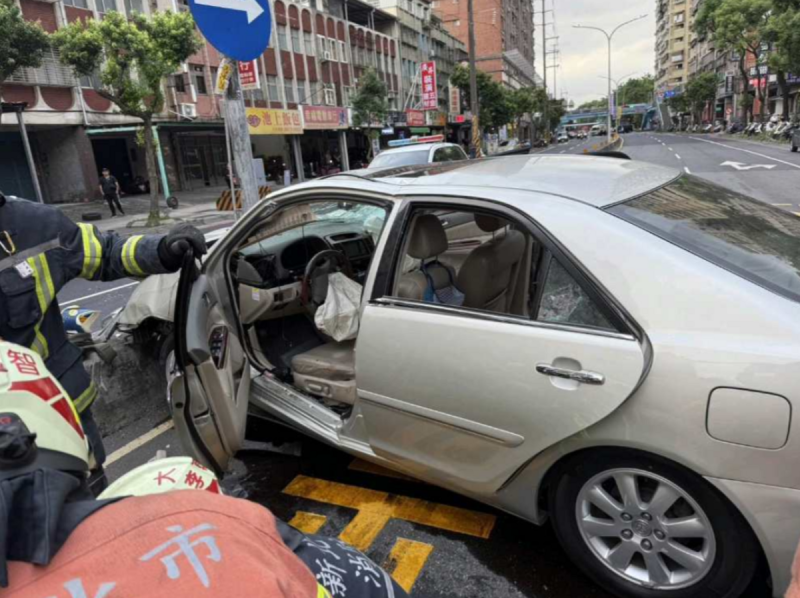 三峽5月19日發生的死亡車禍案，78歲余姓老翁暴衝釀3死12傷。   圖：臉書「爆料公社」粉專