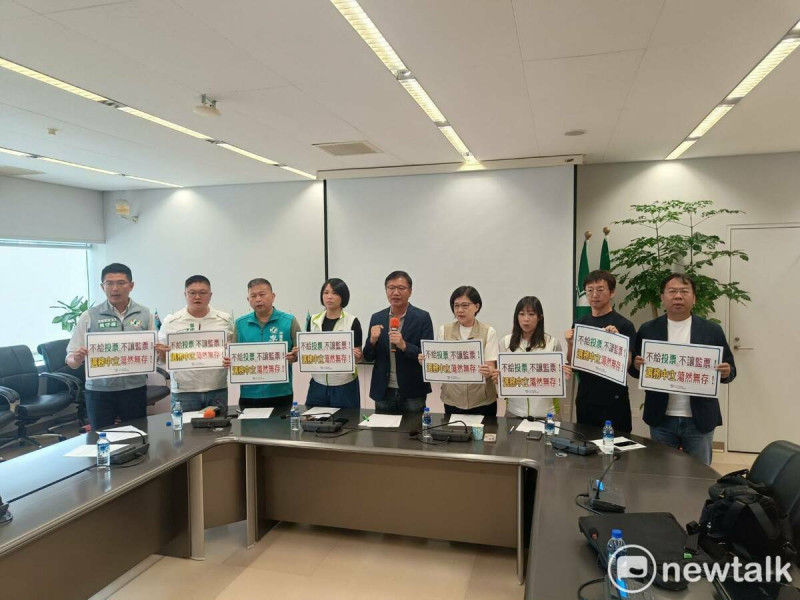 民進黨團批評台中市選委會行政不中立，刻意干擾罷團提出的監察員監票工作。   圖：唐復年/攝
