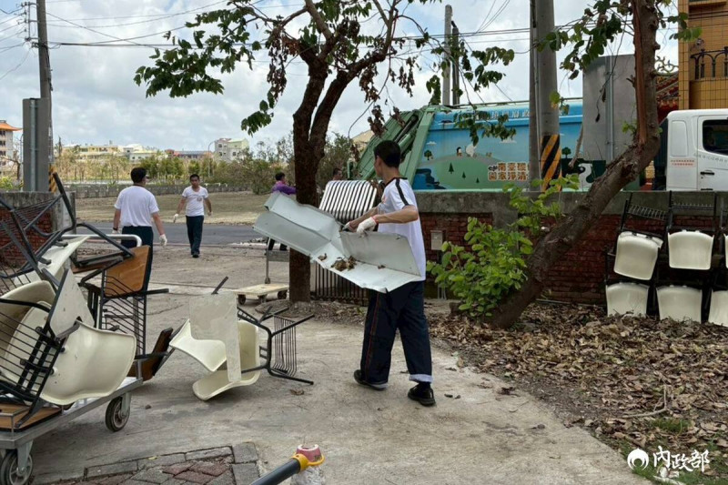 役男幫助重災居民清運雜物、排除路障、協助物資發放等任務。 圖:取自內政部官方臉書