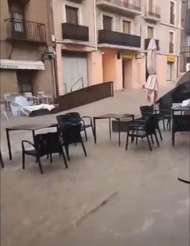 西班牙重災區加泰隆尼亞地區多地街道淹水成河,車輛被激流沖走。 圖:翻攝自 X 西班牙重災區加泰隆尼亞地區多地街道淹水成河,車輛被激流沖走。 圖:翻攝自 X