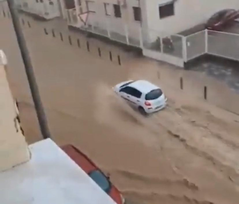 西班牙重災區加泰隆尼亞地區多地街道淹水成河,車輛被激流沖走。 圖:翻攝自 X 西班牙重災區加泰隆尼亞地區多地街道淹水成河,車輛被激流沖走。 圖:翻攝自 X