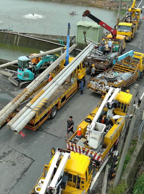颱風丹娜絲造成嘉義縣大停電，台電工班總動員，13日在沿海地區全力搶修電力。（台電提供）中央社記者蔡智明傳真　114年7月13日   