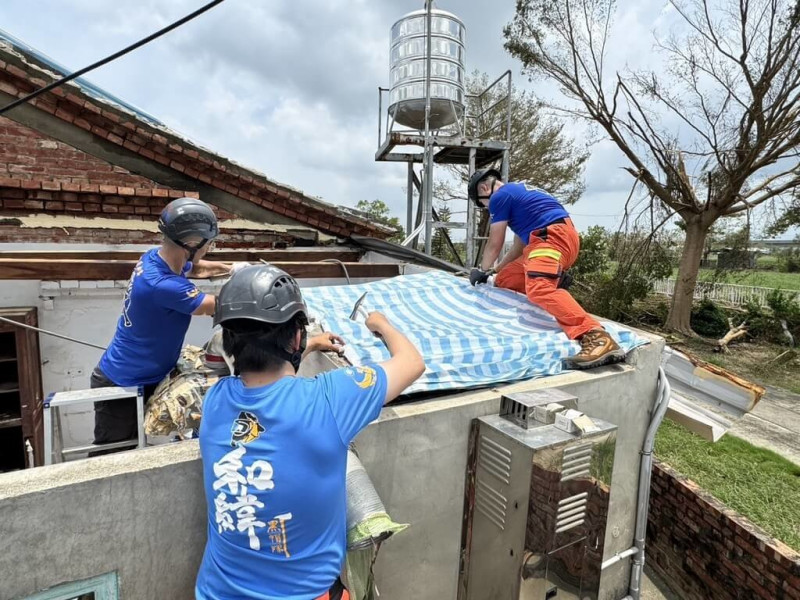 中央災害應變中心表示,颱風丹娜絲海上颱風警報雖已於7日解除,但為因應台南及嘉義地區災後復原重建,所以持續開設,政府及民間志工全力投入救災,盼讓受災民眾儘速回歸正常生活。(中央災害應變中心提供)中央社記者黃麗芸傳真 114年7月14日