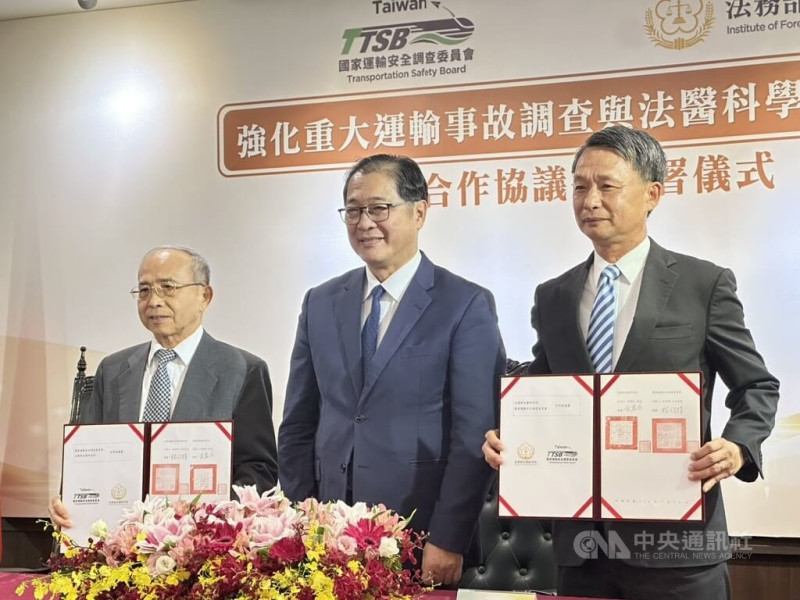 國家運輸安全調查委員會與法務部法醫研究所14日簽署合作協議，將攜手強化重大運輸事故的調查合作，簽約儀式由運安會主委林信得（左）與法醫所長侯寬仁（右）代表簽署，法務部長鄭銘謙（中）在場見證。中央社記者劉世怡攝  114年7月14日   