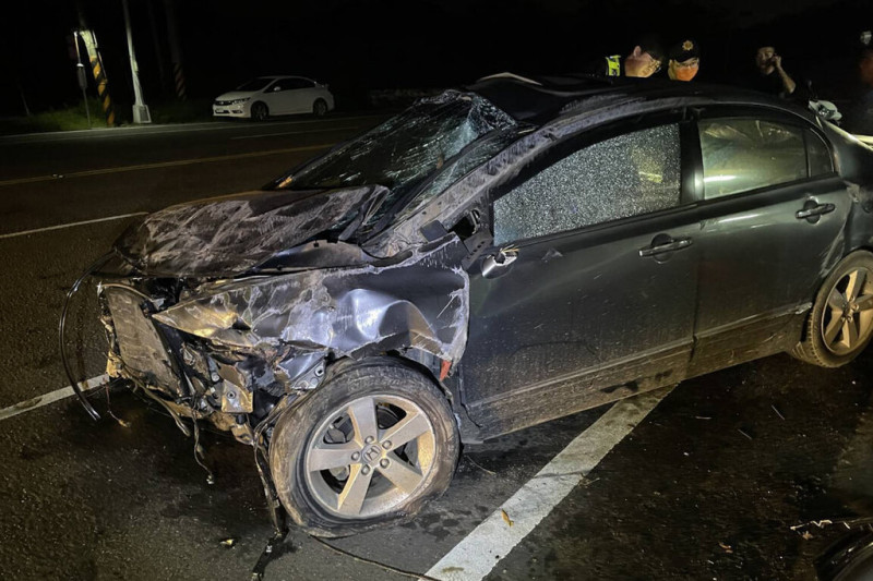 台南25歲陳姓男子13日晚間開車在左鎮區自撞身亡，肇事車輛受損嚴重；員警現場勘查時，發現車內遺留4把疑似改造長槍及子彈一批，已送請鑑驗。（讀者提供）中央社記者楊思瑞台南傳真  114年7月14日   