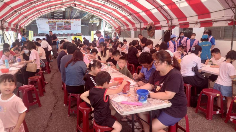小朋友們跟著家長體驗獅頭彩繪。   圖：台中市政府運動局/提供