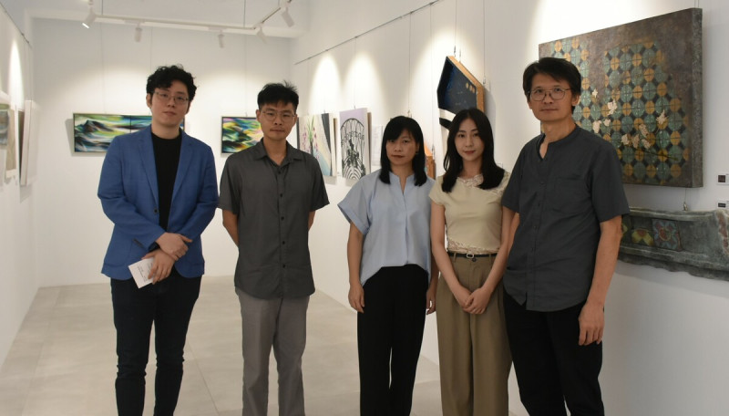 涵畫廊執行長陳子涵(中)、策展人阿卜極(右一)及參展新生代藝術家陳柏源(左一)、張世綸(左二)及蔡宇貞(右二)。   圖：涵畫廊/提供