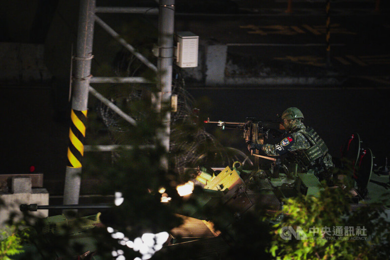 漢光41號實兵操演15日進入第7天,為強化中樞安全,憲兵凌晨全線封鎖萬板大橋實施橋樑守備演練,圖為官兵於雲豹八輪甲車上持機槍警戒中。中央社記者游凱翔攝 114年7月15日 圖:中央社提供