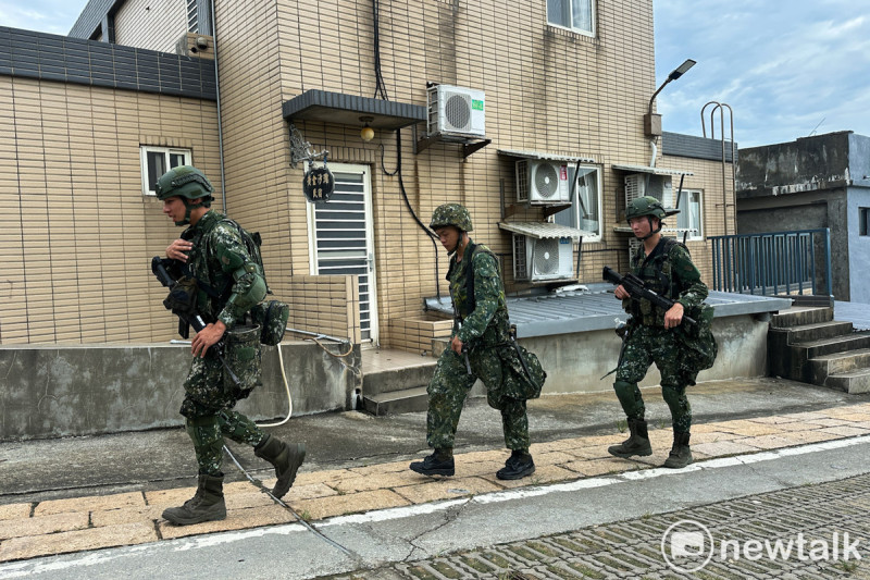 馬防部莒光守備大隊在漢光41號演習期間全副武裝荷槍在島上巡邏。 圖:張良一/攝