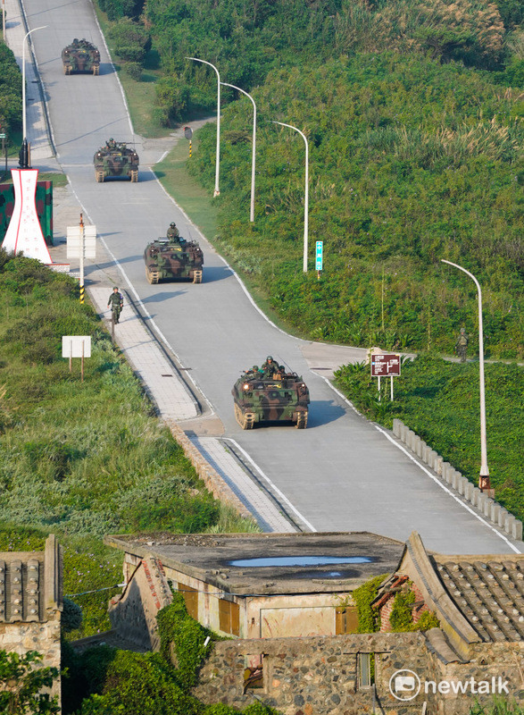 清晨6點,馬防部莒光守備大隊官兵拂曉出擊,搭乘4輛CM21裝甲運兵車,準備前往東莒福正村射擊位置進行漢光41號演習火炮實彈射擊操演。 圖:張良一/攝