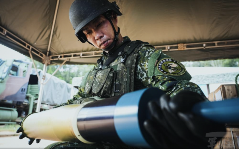 未爆彈小組實施彈藥檢查。 圖:軍聞社提供
