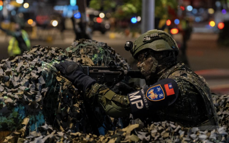 官兵於陣地內實施警戒。 圖:軍聞社提供