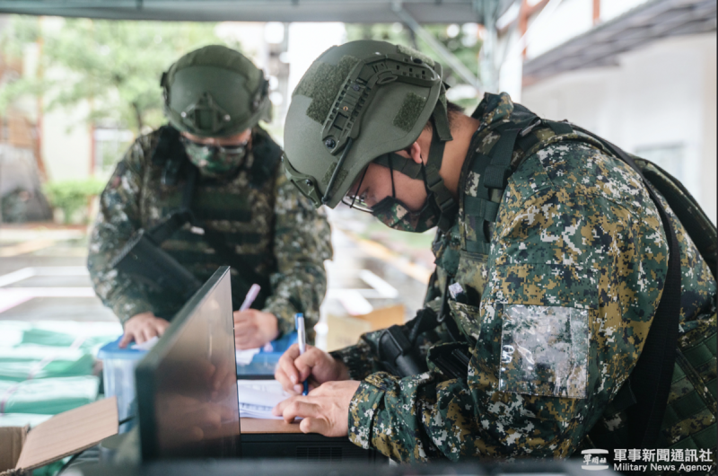 7月9日現任國防部軍政副部長柏鴻輝視導第四作戰區漢光41號演習。 圖:軍聞社提供