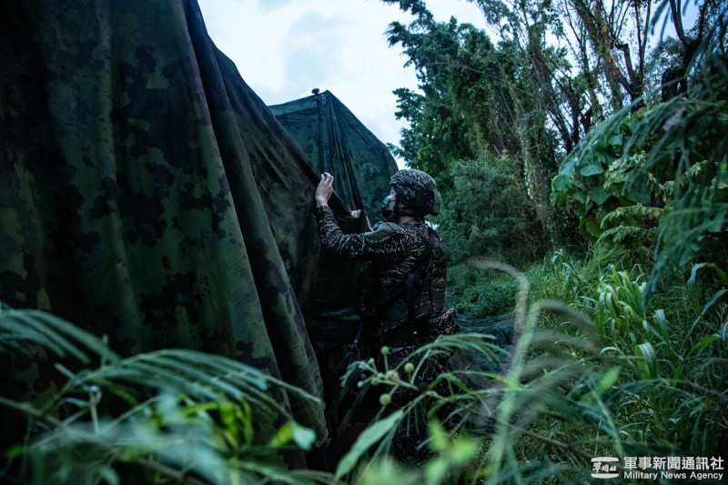 漢光41號演習,海鋒大隊官兵於傍晚時分接獲命令後,即在海軍陸戰隊戒護兵力戒護下進入陣地,完成機動飛彈車組放列部署,並架設偽裝網,發揮部隊立即應變能力,展現平時訓練成果與作戰效能。 圖:軍聞社提供