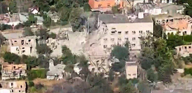 烏克蘭空軍在赫爾松地區成功空襲俄軍無人機操作站,該次空襲徹底破壞現場的俄軍人員與裝備。 圖:翻攝自 X NOELREPORTS