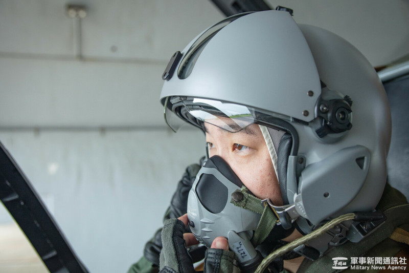 漢光41號演習實兵演練進入第二天，空軍各型戰機分別於各基地起飛，飛行員待命起飛。   圖：軍聞社提供