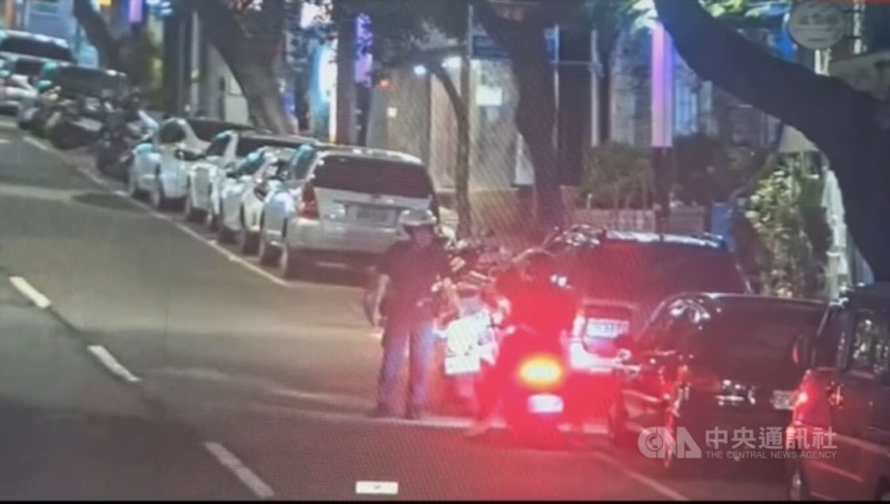 北市54歲郭女14日晚間騎車於士林區中山北路七段違規紅燈右轉，巡邏員警見狀攔查舉發，郭女無機車駕照，拒簽收告發單，還情緒激動地拍落員警手機，甚至咬傷員警手部並攻擊腿部，當場依妨害公務、傷害等罪嫌現行犯逮捕。（翻攝照片）中央社記者黃麗芸傳真　114年7月15日   