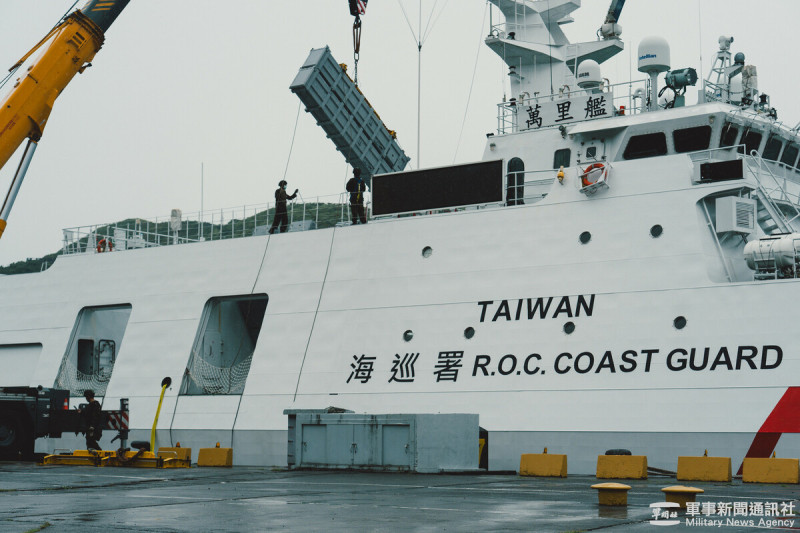 配合國軍「漢光41號演習」進程,海巡署安平級「萬里艦」在海軍後勤同仁的協助下,完成雄風反艦飛彈掛載。此一目的在於深化海巡聯合作戰能力,以支援國軍作戰。 圖:軍聞社提供