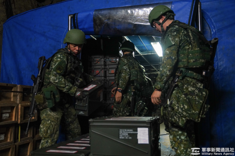 漢光41號演習7月11日,陸軍馬祖地區支援營彈藥連軍,馬祖地區支援營執行彈藥還囤作業。 圖:軍聞社提供