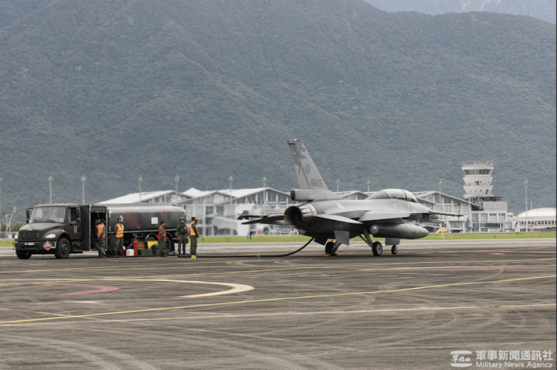 漢光41號演習,空軍第五聯隊7月11日於花蓮基地執行F-16戰機熱加油作業,空地勤人員在緊急狀況下配合進行油料補充,戰機隨即再次升空執行任務,展現空軍持續作戰能力。 圖:軍聞社提供