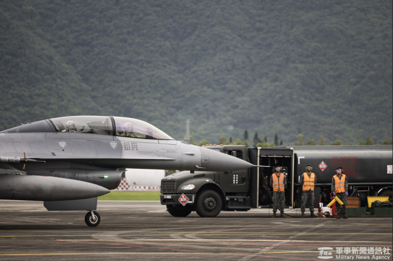 漢光41號演習F-16戰機滑行,準備執行熱加油作業。 圖:軍聞社提供