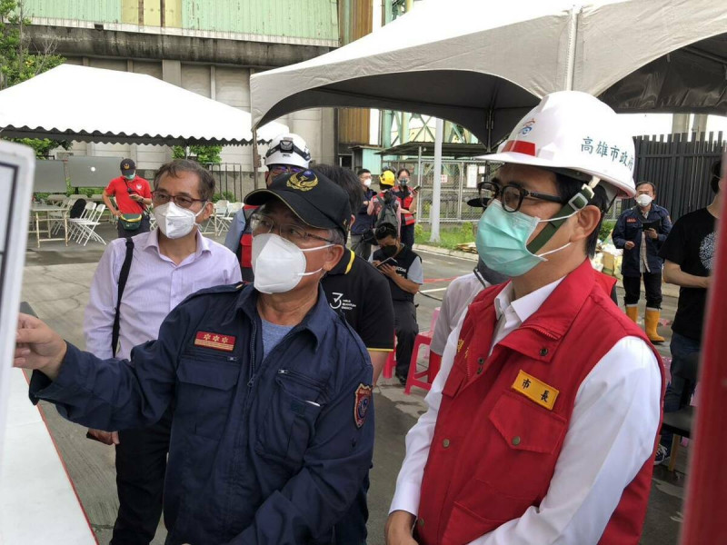 陳其邁(右)再度前往火警現場追蹤災況及慰勉救災人員。   圖：高雄市消防局/提供