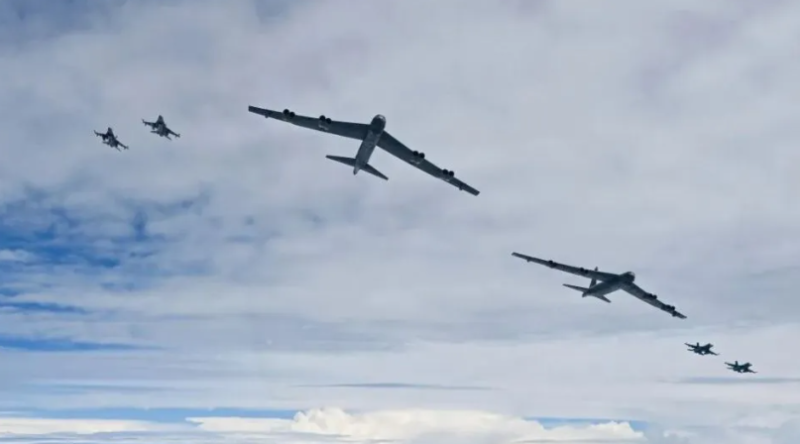 美國B-52H戰略轟炸機參與美日韓空中聯合軍演。   圖：翻攝自《直新聞》