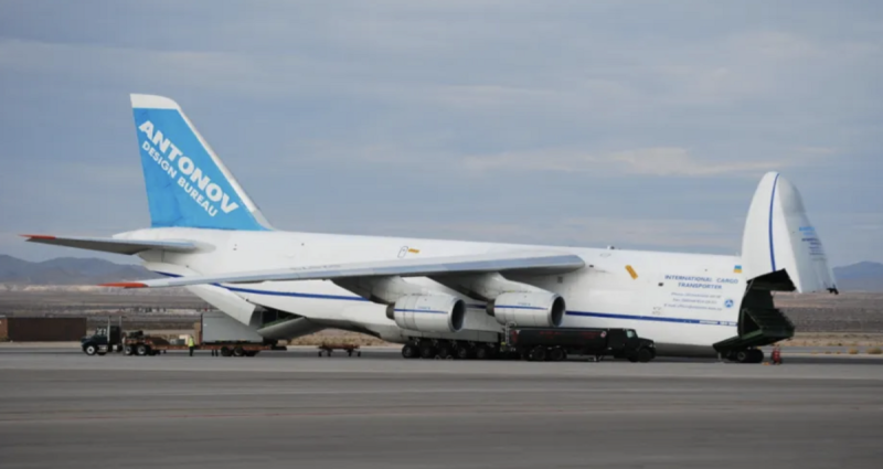作為全球最大運輸機之一,An-124 最大載重可達 150 公噸,比美軍的 C-5「銀河」還能載,僅次於已在俄烏戰火中被摧毀的安-225「夢想」。 圖:翻攝自 《樞密院十號》