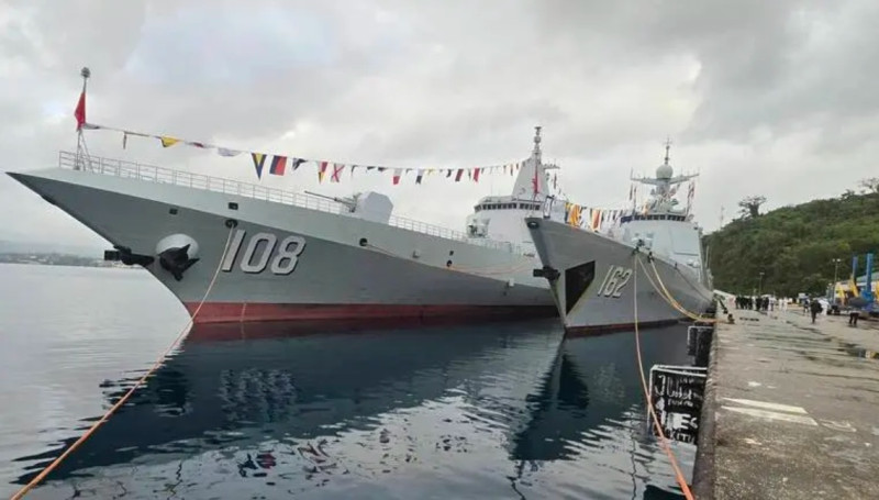 解放軍055型飛彈驅逐艦「咸陽號（舷號108）」與052D型「南寧號（舷號162）」2024年訪問南太平洋國家萬那杜。   圖：翻攝「Facebook」@VANUATU GOVERNMENT