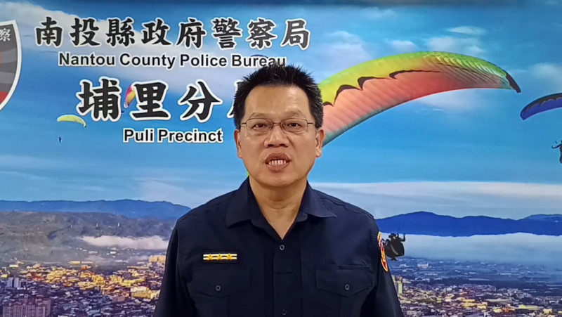 南投縣政府警察局埔里分局副分局長楊光旭（圖）15日表示，有關慶生活動將壽星以保鮮膜綑綁在車頂上遊街事件，已觸犯道路交通管理處罰條例，如果妨礙公眾通行，將以違反社會秩序維護法通知到案。（南投縣警察局提供）中央社記者鄭維真傳真  114年7月15日   