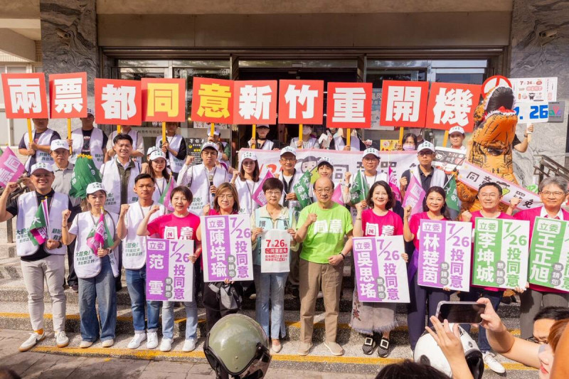 林志潔今（15）日宣布，廉政署認證高虹安、代理市長邱臣遠違反行政中立，呼籲7月26日下架高虹安（左）、鄭正鈐（右）。   圖：取自林志潔臉書