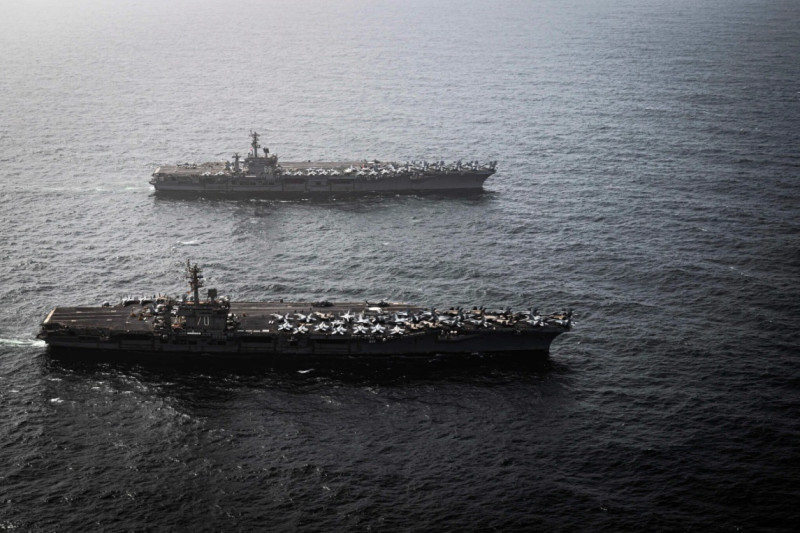 美國海軍在中東部署的2艘航空母艦，前為「卡爾文森號（USS Carl Vinson，CVN-70）」，後為「尼米茲號（USS Nimitz，CVN-68）」。   圖：翻攝US Navy